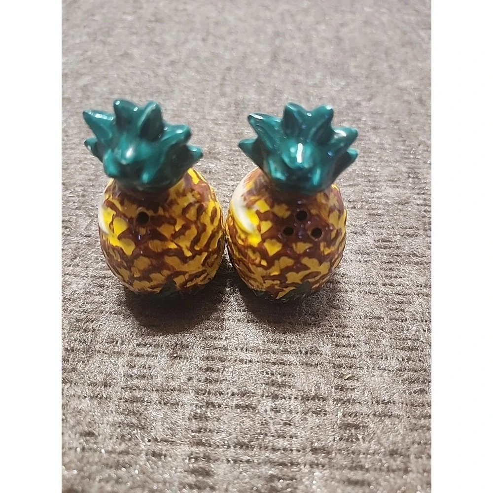 Kenmar‎ Pineapple Salt & Pepper Shakers